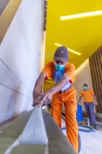 تنظيف أثاث بالبخار من شركة تنظيف أثاث كلين سيرفس لضمان نظافة وتعقيم شامل.