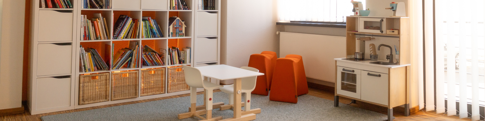 Bild von aufeinander liegenden Händen das Zusammenhalt symbolisiert