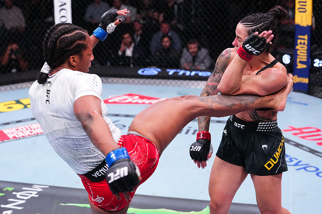 Snažni kikovi po telu Edvardsove napravili su štetu Dumont Foto: Jeff Bottari/Zuffa LLC/Getty images