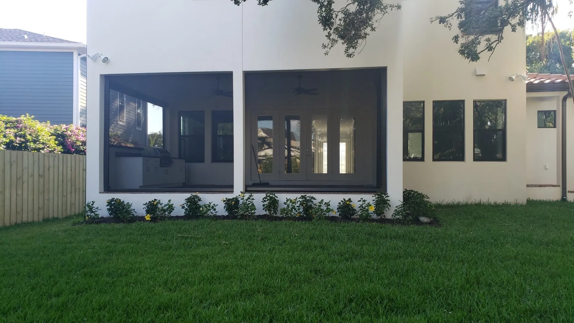 Motorized lanai screens