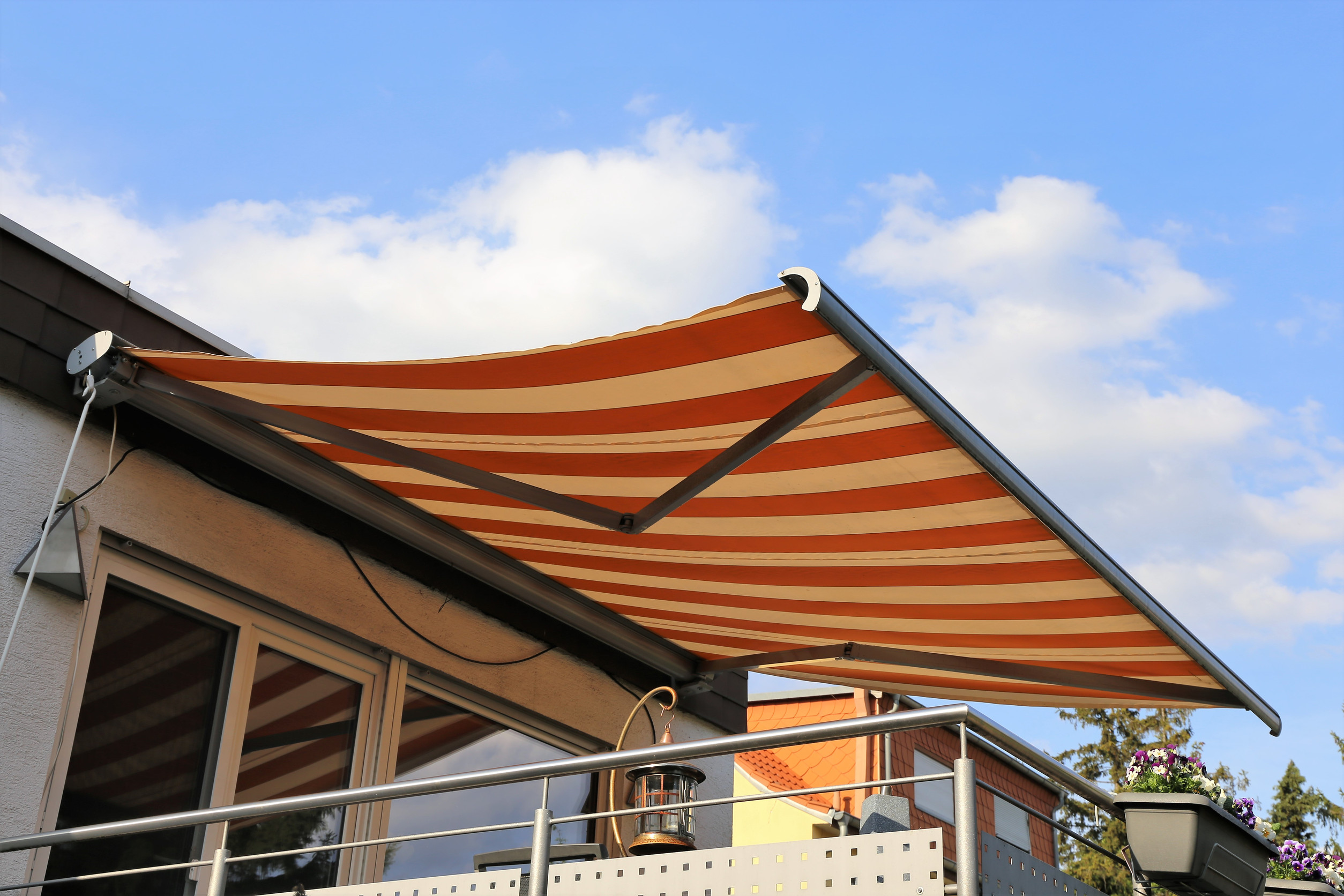 Retractable Awning vs. Fixed Awning: Pros & Cons for Tampa Bay Homeowners
