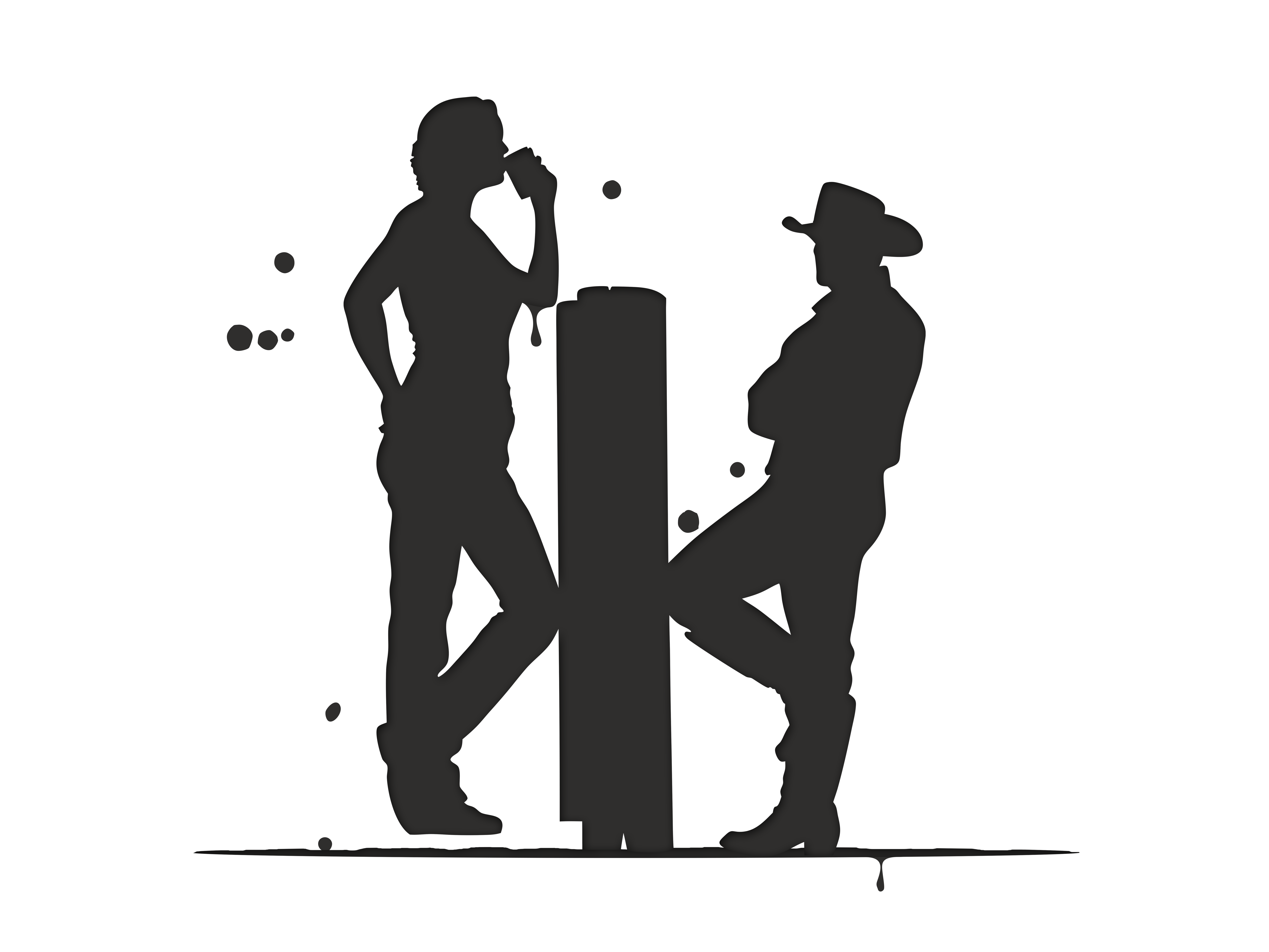 Zwei Personen lehnen an einem Pfosten, eine trinkt aus einem Becher, die andere trägt einen Hut.