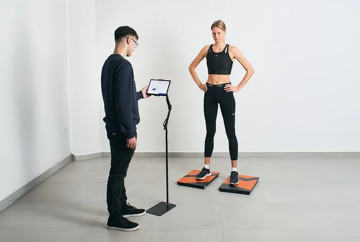 Спеціаліст проводить цифровий чекап опорно-рухової системи, використовуючи стабілоплатформи.