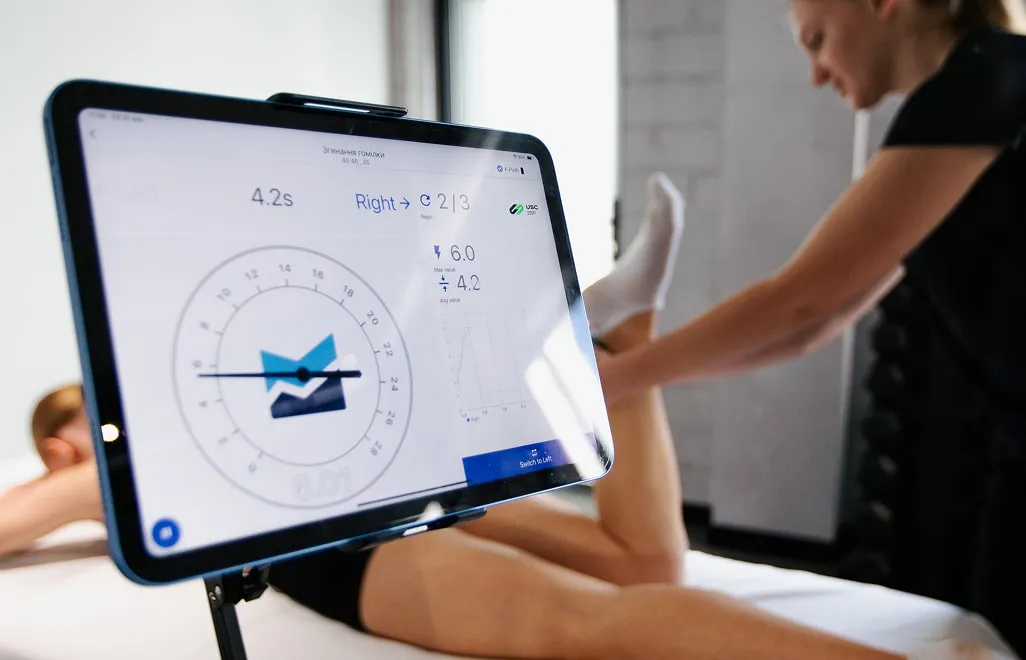 Спеціаліст проводить мануальне тестування клієнта. Результати обробляються та відображаються на планшеті, підкреслюючи, що Програмне забезпечення та ШІ є 'Мозком системи'.