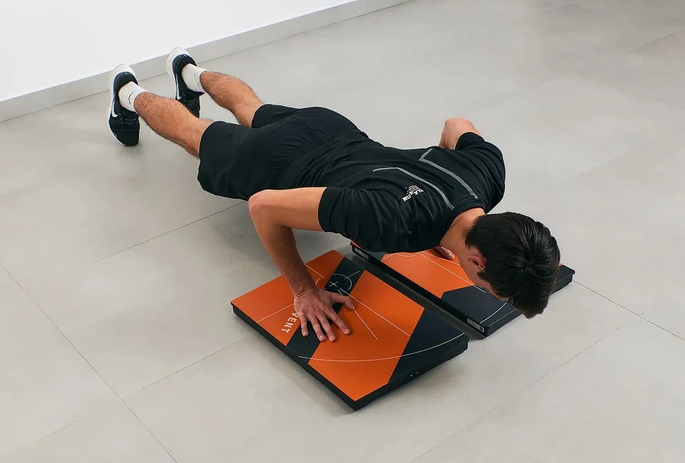 Спортсмен виконує віджимання, стоячи руками на силових платформах. Цей функціональний тест є частиною спортивного чекапу для оцінки сили та симетрії верхньої частини тіла.