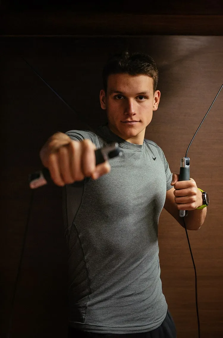 ТВІЙ ШЛЯХ ДО ВІДНОВЛЕННЯ ТА ПЕРЕМОГ. Прозоро, професійно, разом з тобою." На передньому плані — спортсмен, який тренується зі скакалкою.