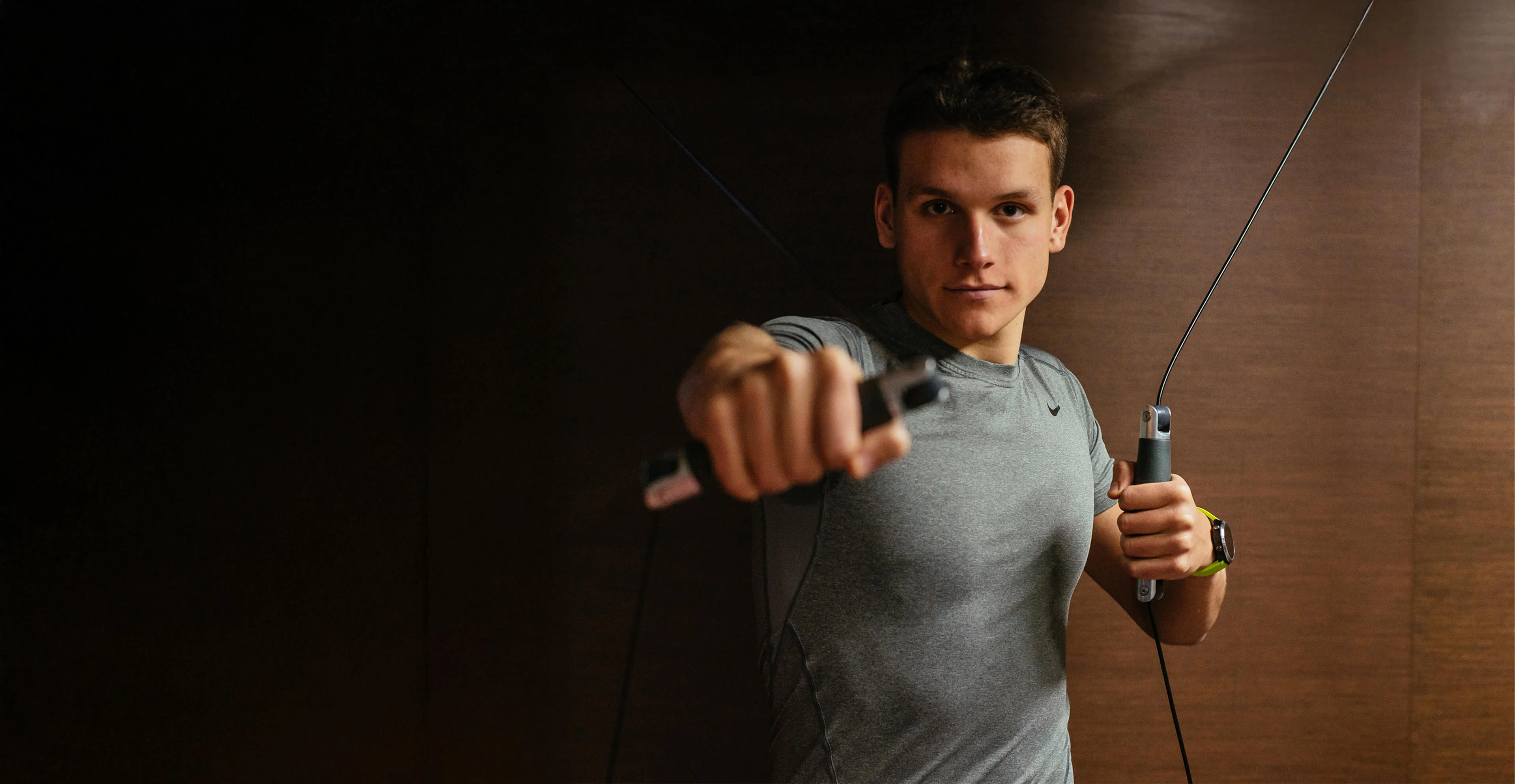 ТВІЙ ШЛЯХ ДО ВІДНОВЛЕННЯ ТА ПЕРЕМОГ. Прозоро, професійно, разом з тобою." На передньому плані — спортсмен, який тренується зі скакалкою.