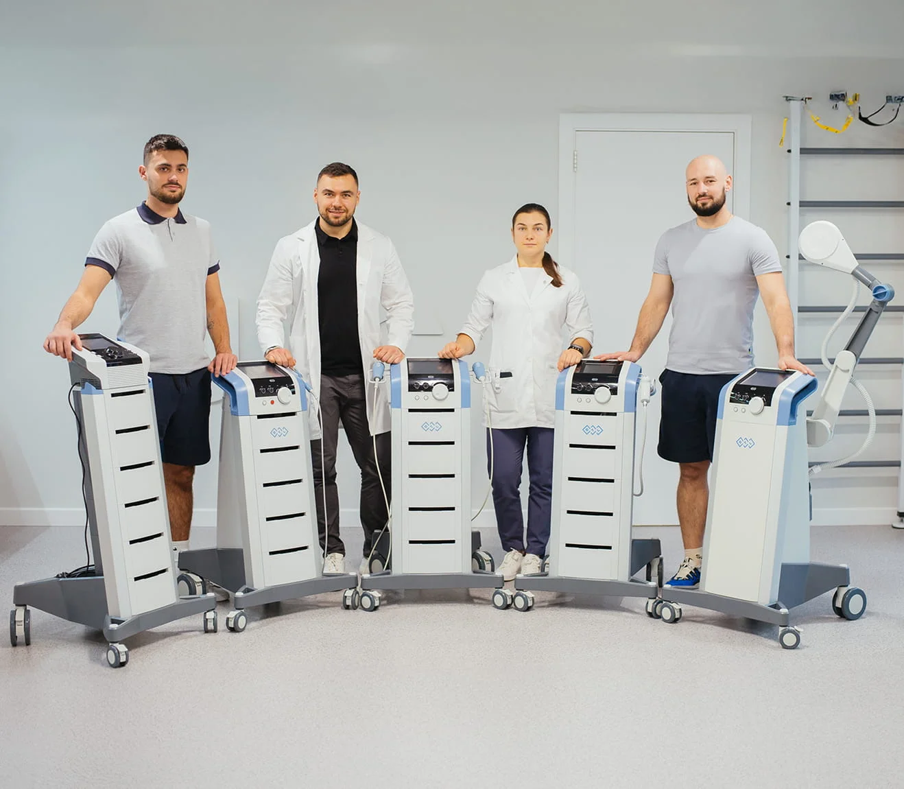«Команда фахівців Української спортивної клініки поруч із професійним медичним обладнанням для біомеханічного тестування.»