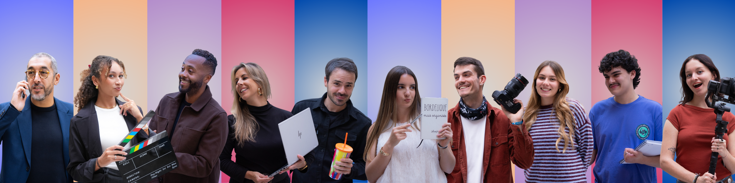 Groupe de neuf personnes debout devant un fond avec des bandes colorées, certains tenant des outils liés à la création vidéo et au travail collaboratif.