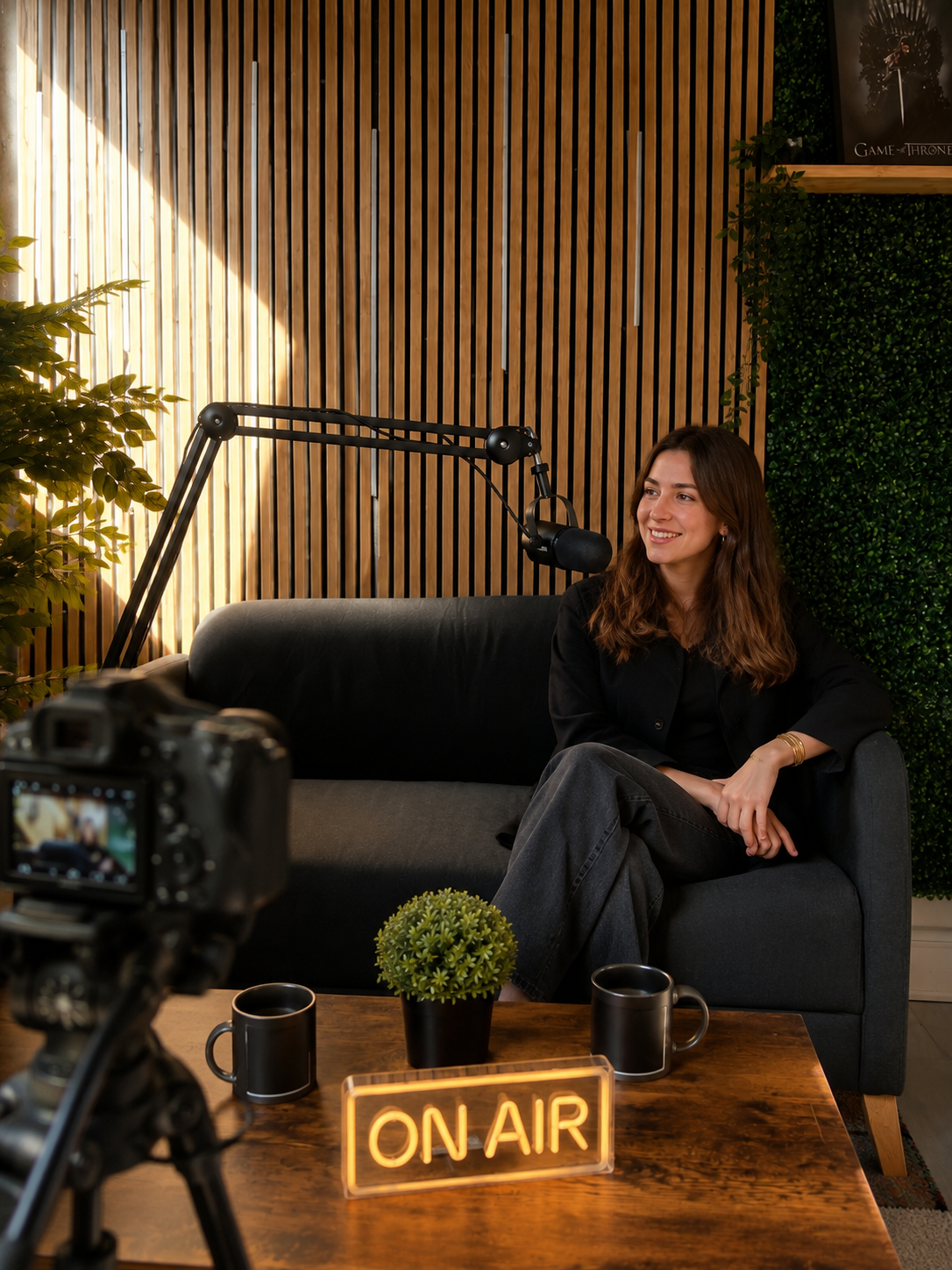 Créatrice enregistrant un podcast dans le studio Obeevi à Malakoff