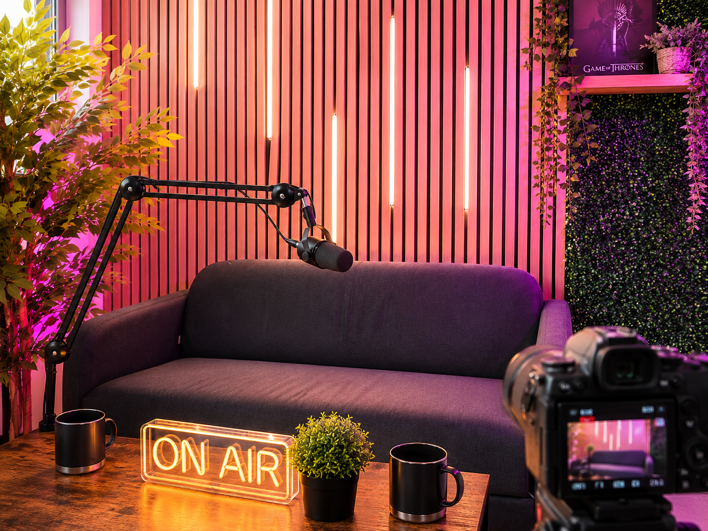 Studio podcast Obeevi - décor néon coloré