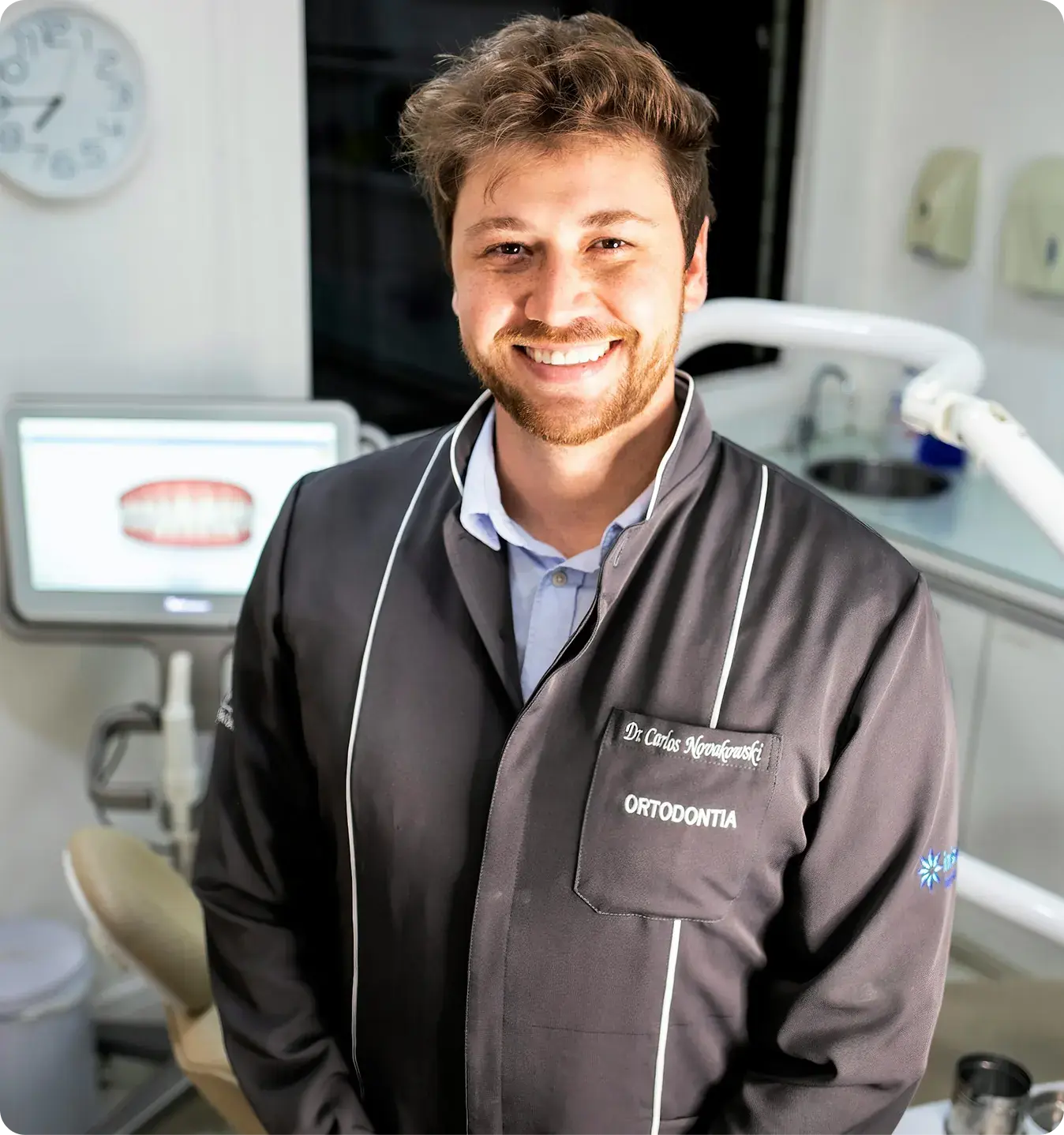 A photo of a dentist