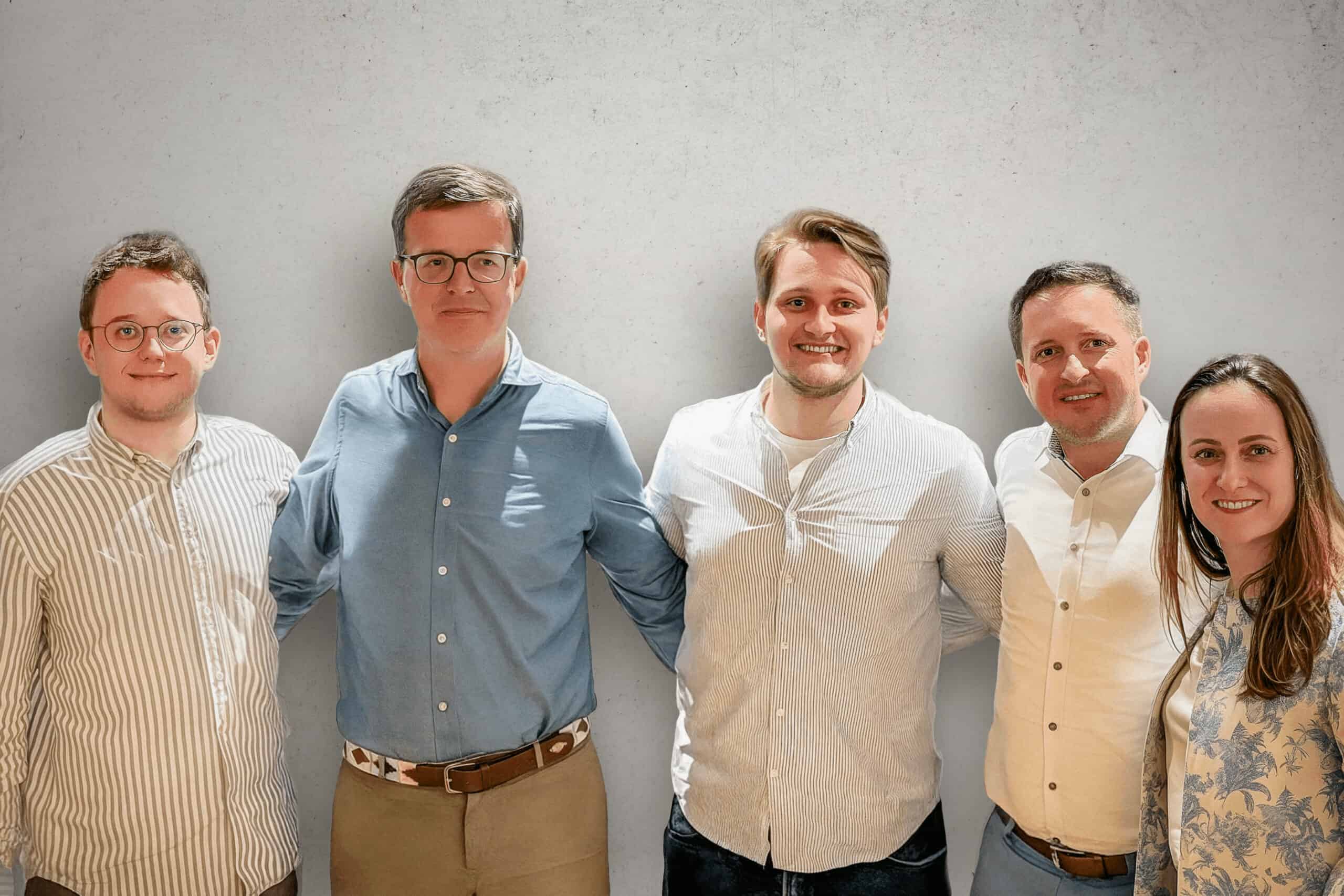 image of diverse team collaborating on ai