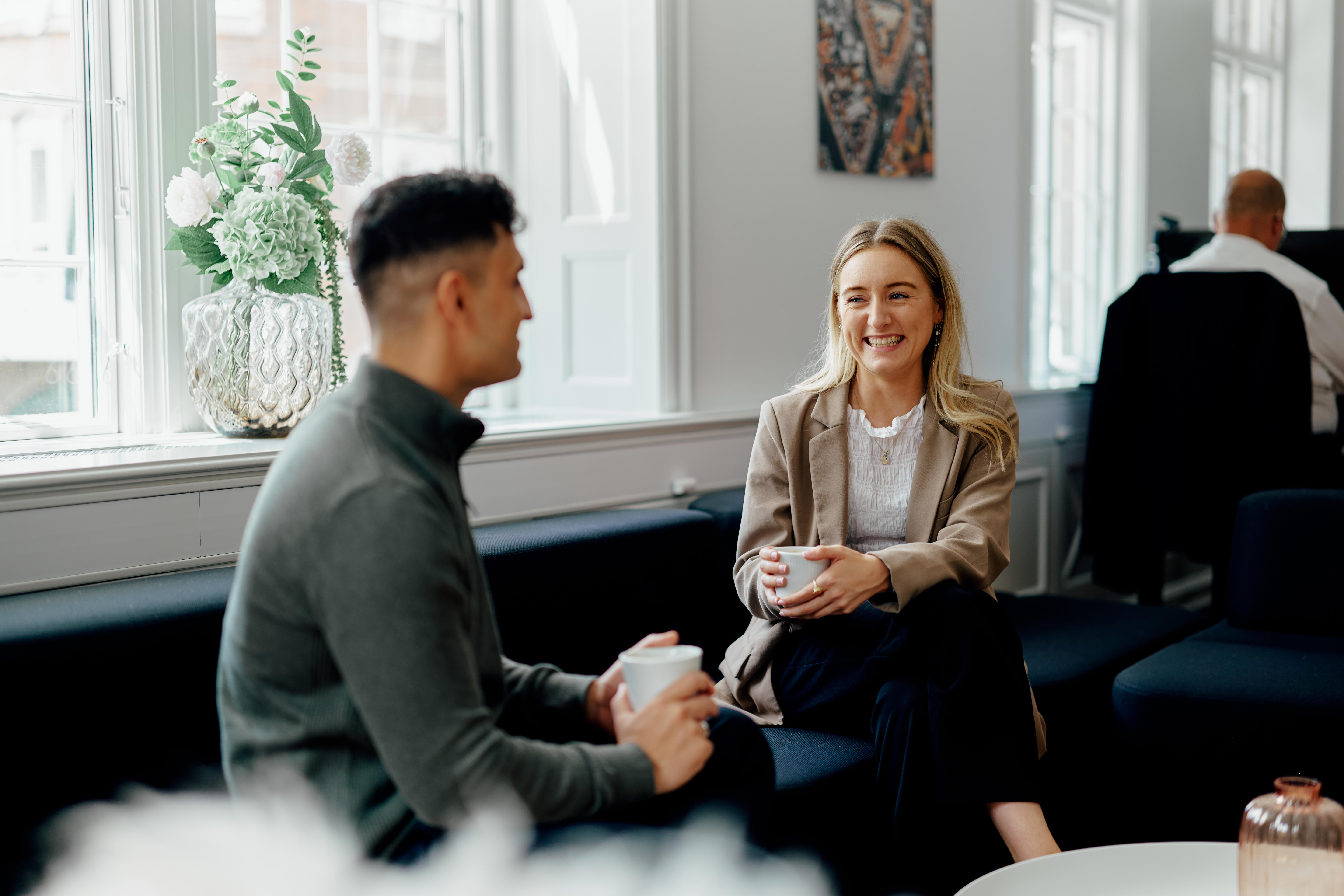 To personer som taler sammen.