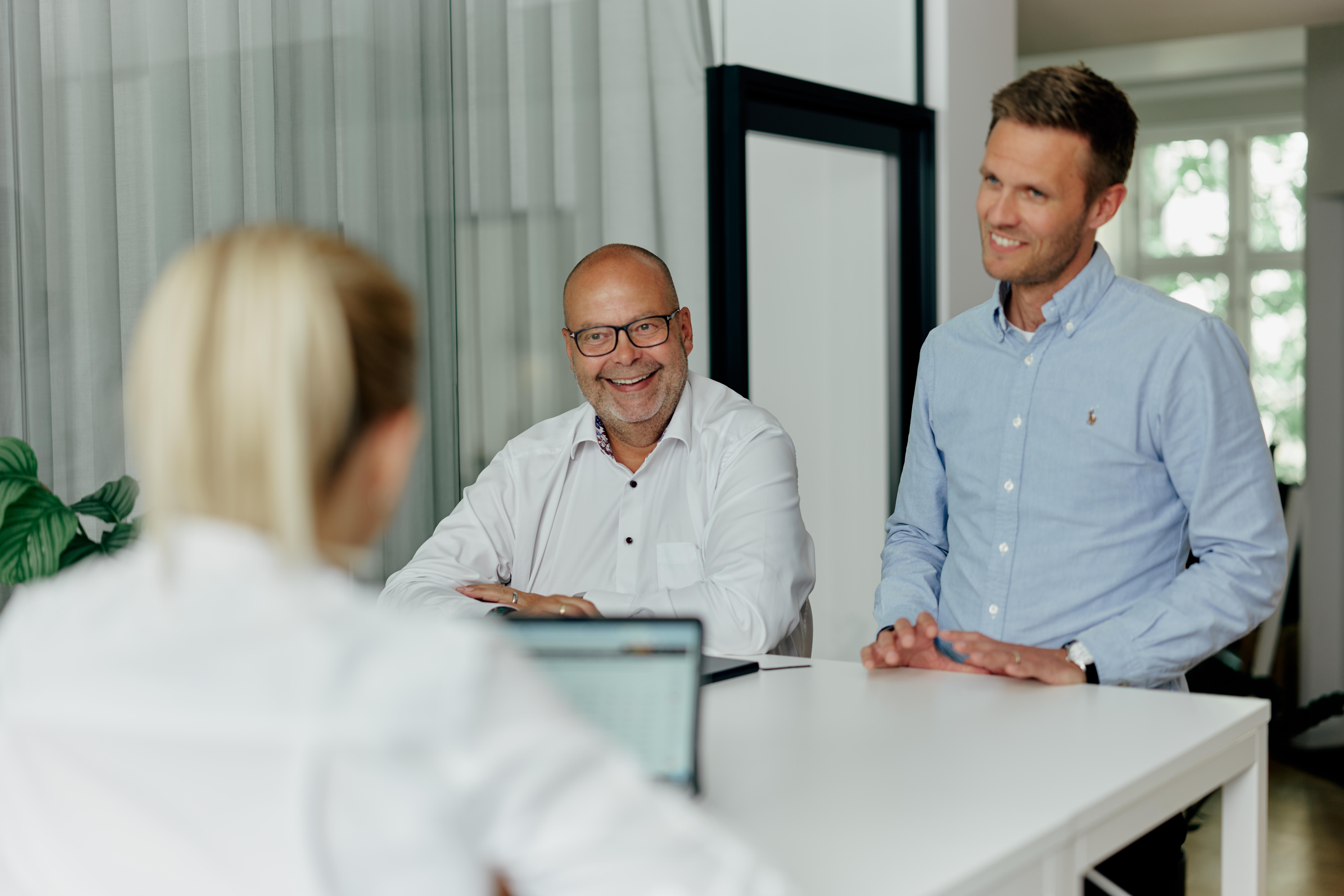 3 personer som er i møde