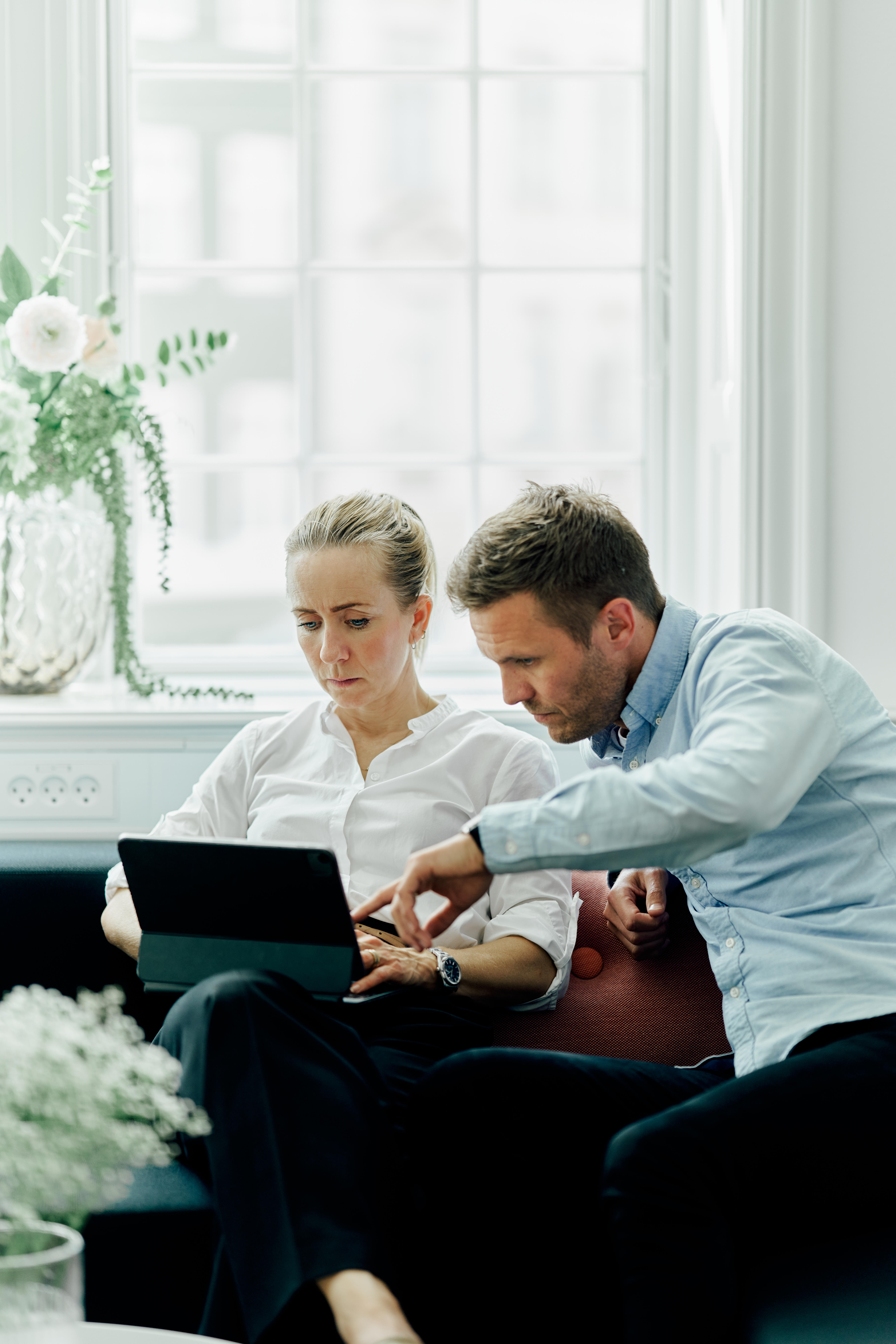 2 personer som kigger på en tablet
