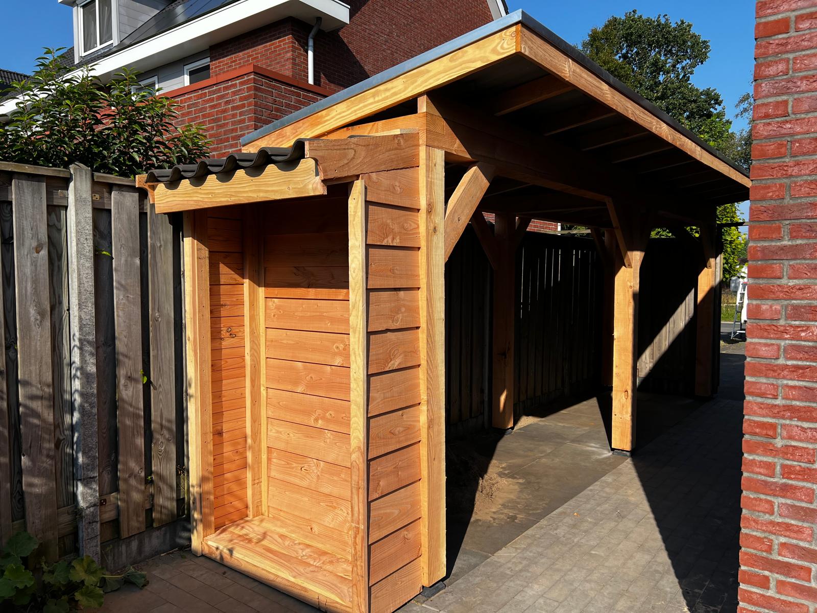 houten schuur met pannendak