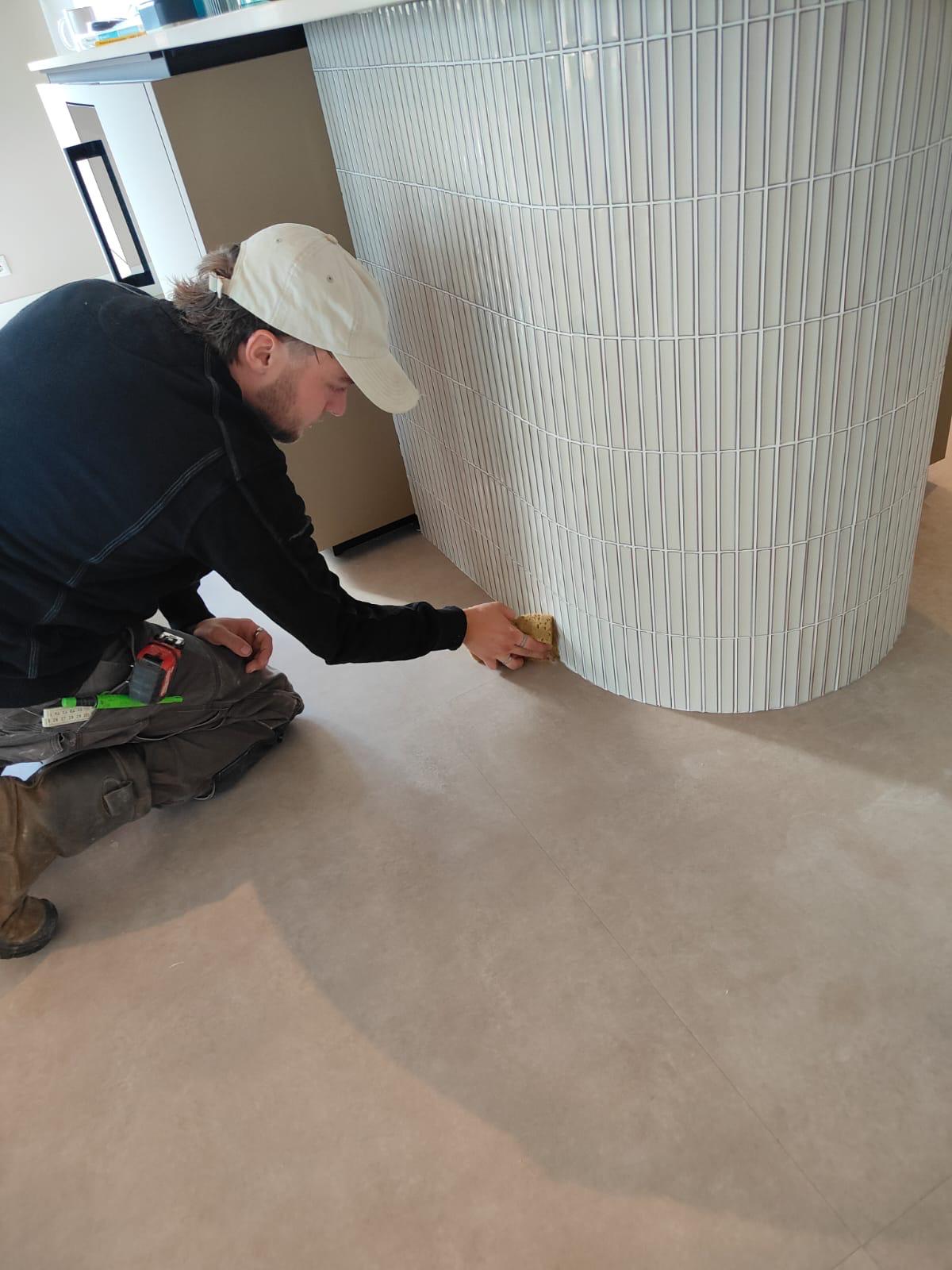 Bouwbaas aan het bouwen aan een nieuwe keuken