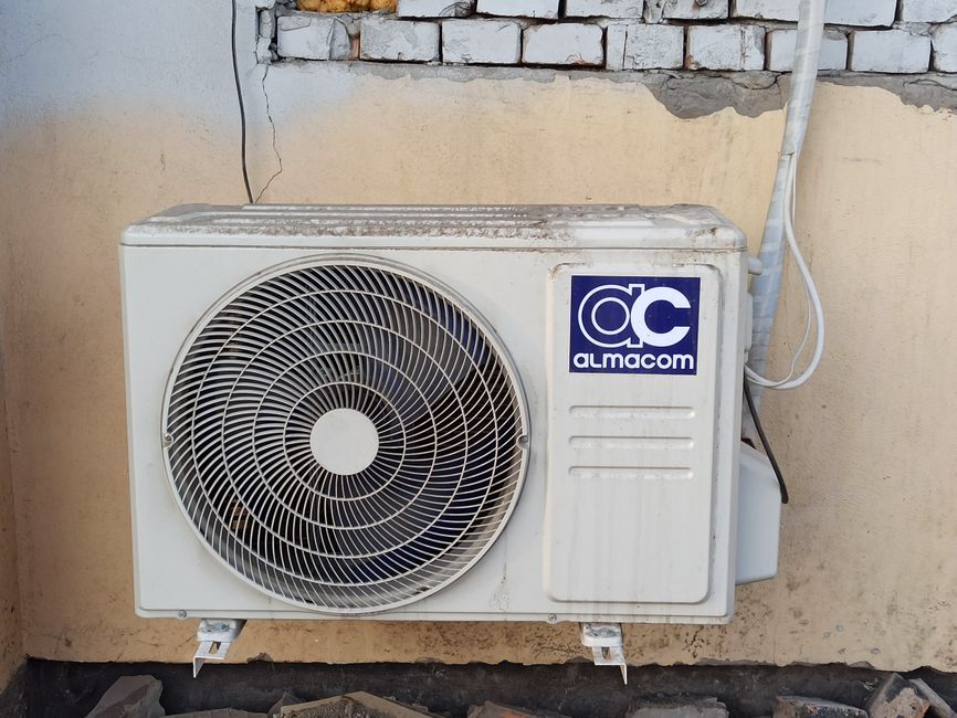 noisy outdoor air conditioning unit in a residential yard in Fort Branch Indiana - air conditioning making noise in fort noisy outdoor air conditioning unit in a residential yard in Fort Branch Indiana - air conditioning making noise in fort