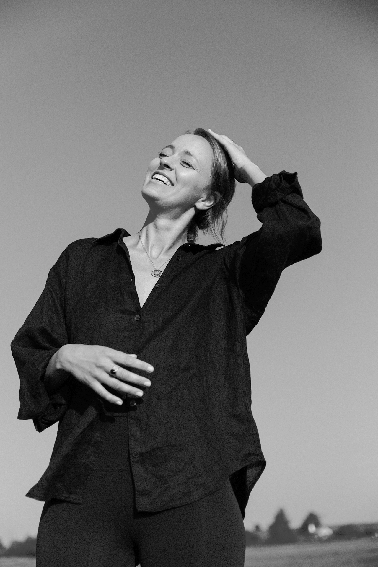 lachende Frau mit Blick in den Himmel