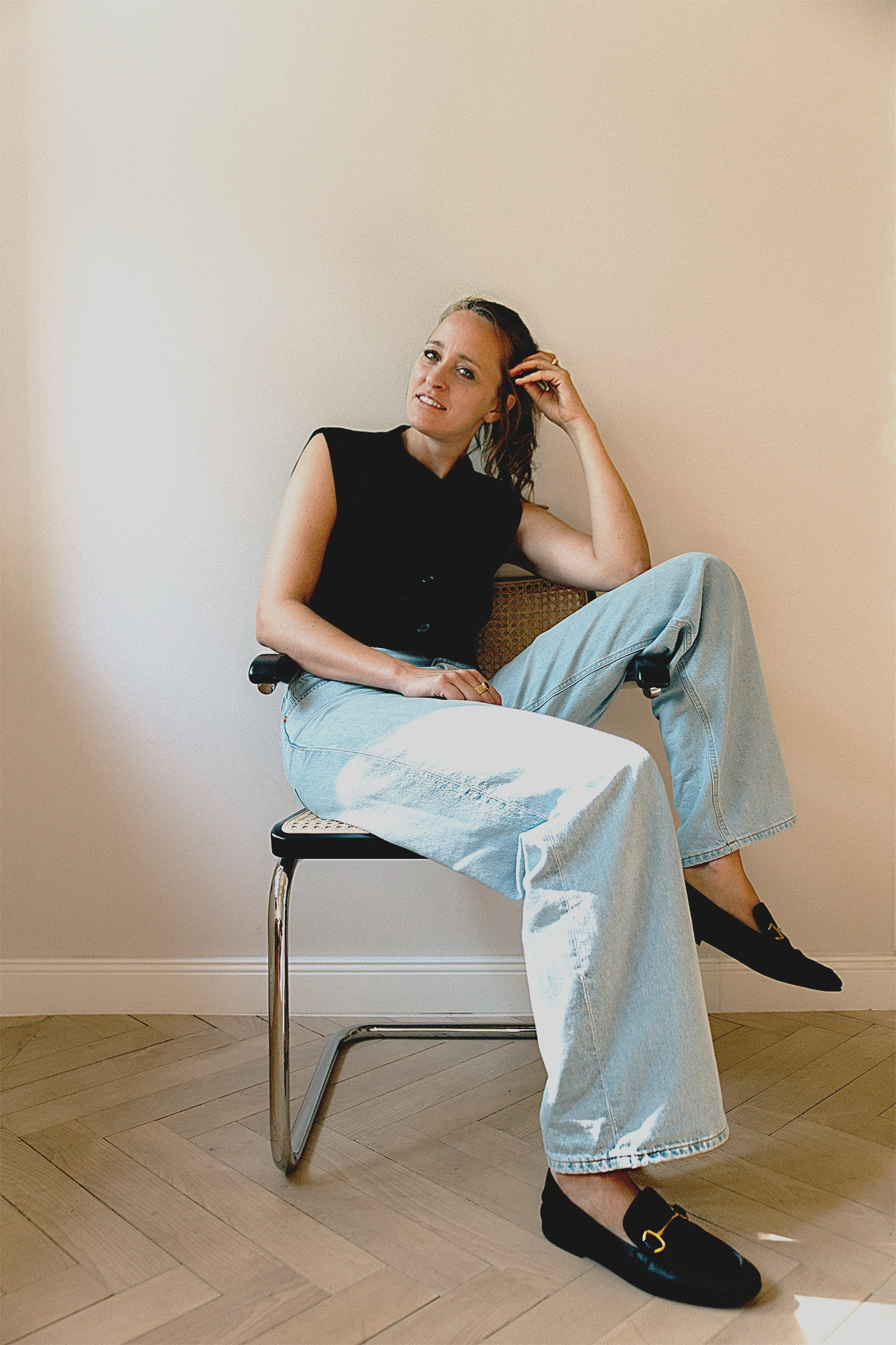 Hände einer Frau vor blauem Himmel