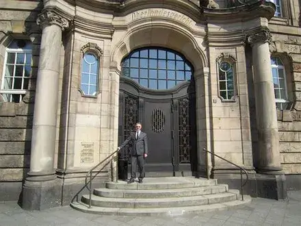 Rechtsanwalt & Fachanwalt für Erbrecht Ralph-Patrick Paul vor einem Gericht