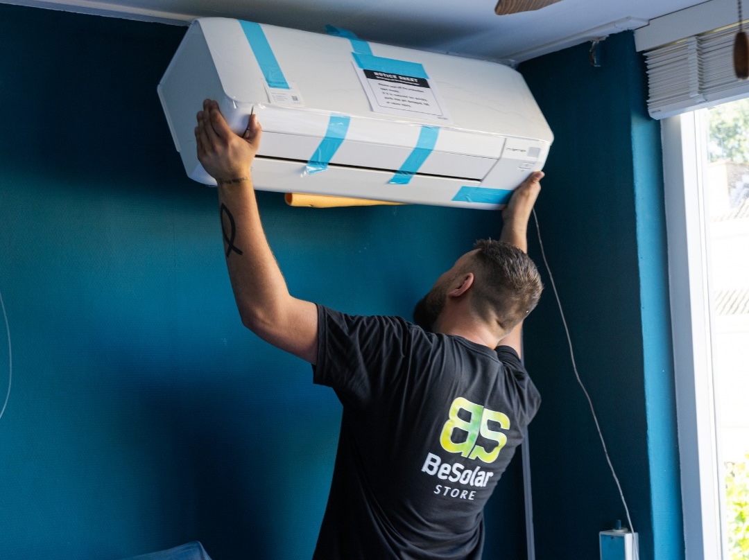 Monteur voert airco onderhoud uit