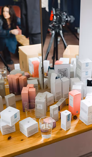Skincare Produkte auf einem Tisch vor einer Kamera