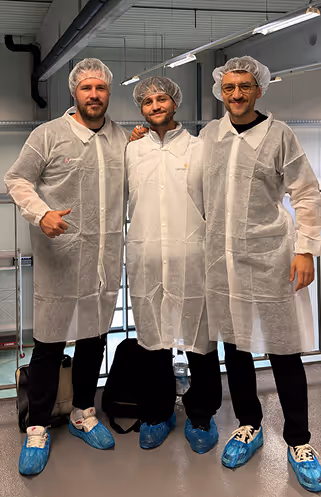 3 Teammitglieder lachen in die Kamera