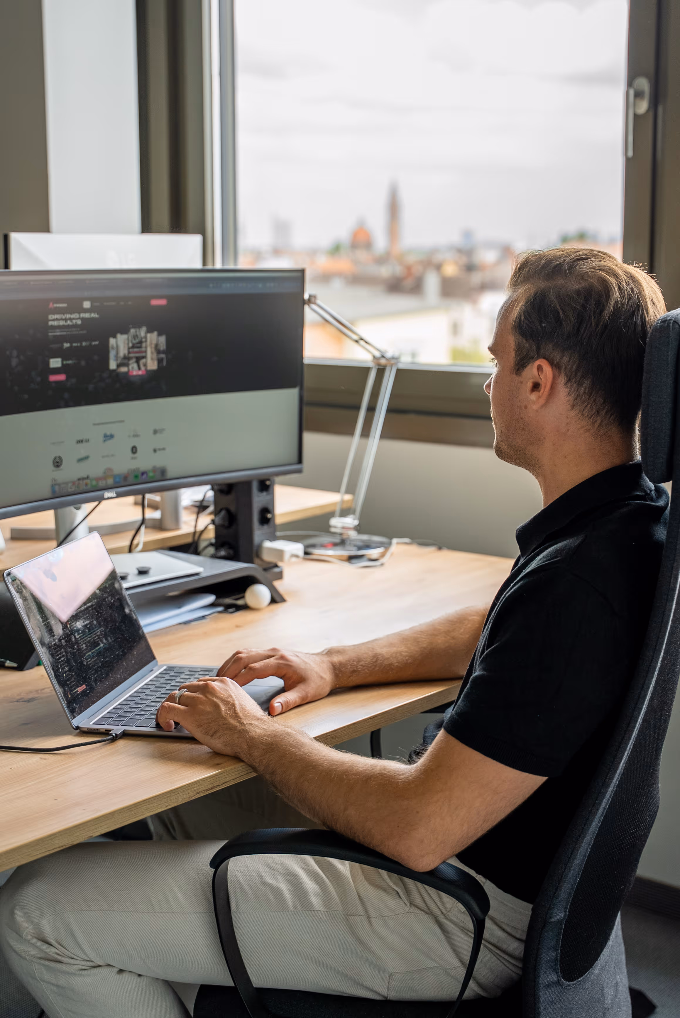 Mann sitzt an seinem Schreibtisch