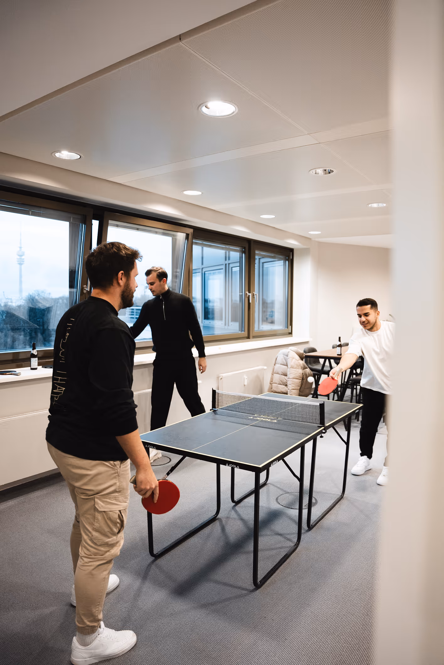 Teammitglieder am Tischtennis spielen