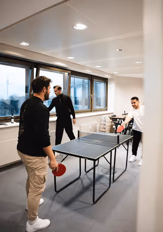 Teammitglieder am Tischtennis spielen