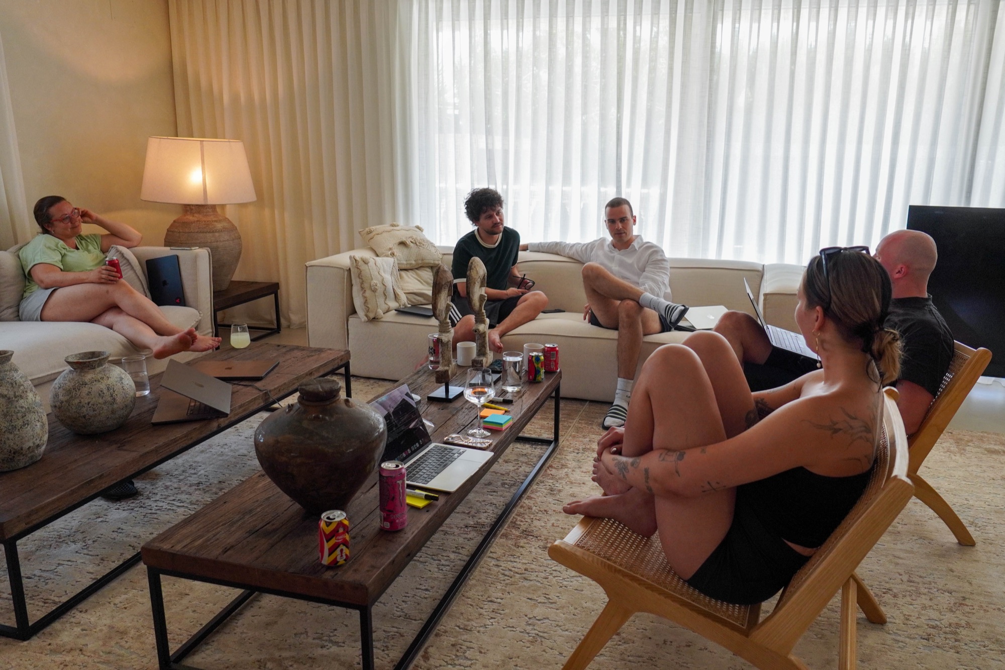 Team im Wohnzimmer der Offsite-Villa