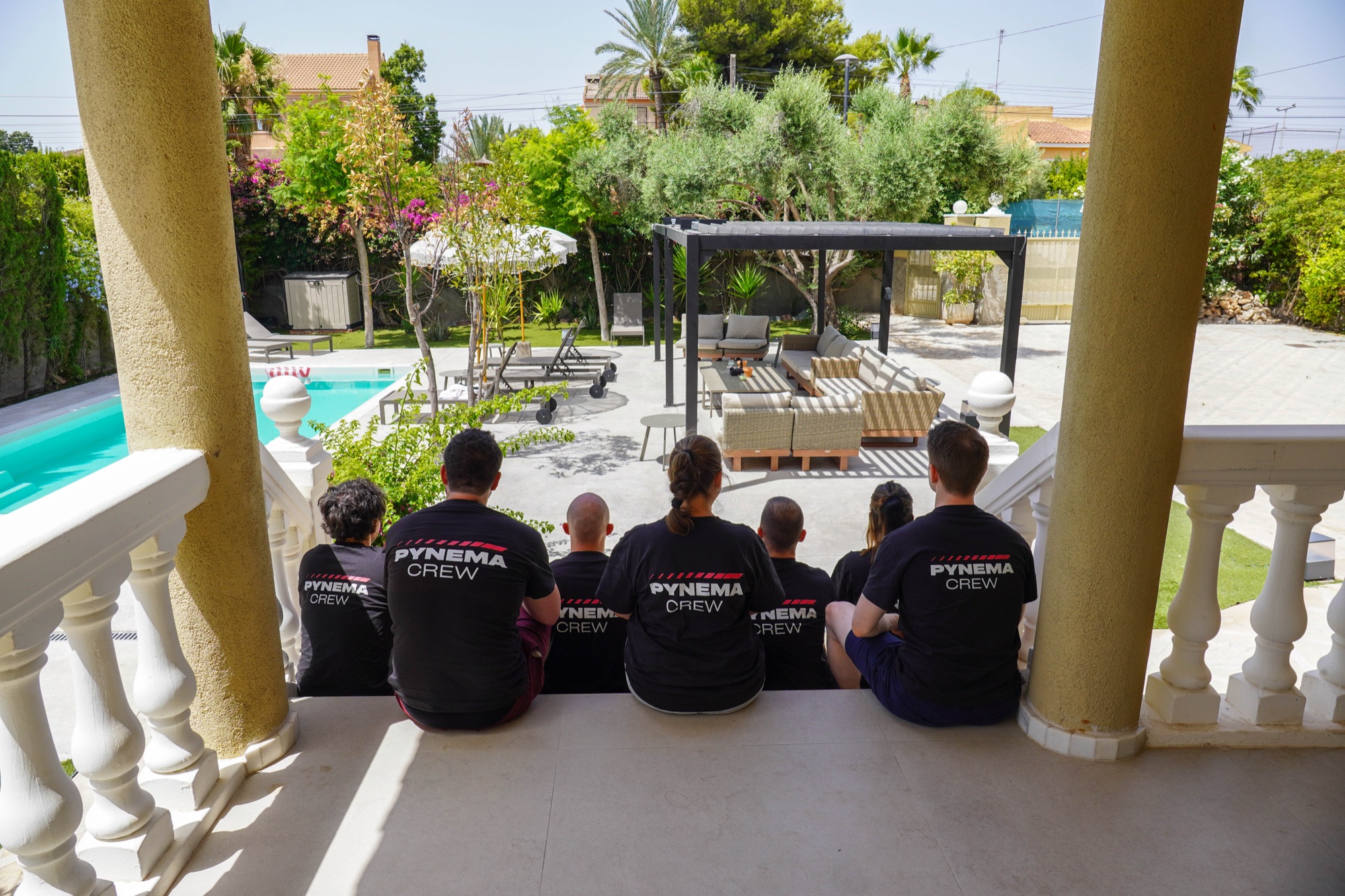 PYNEMA Crew von hinten mit Blick auf den Pool