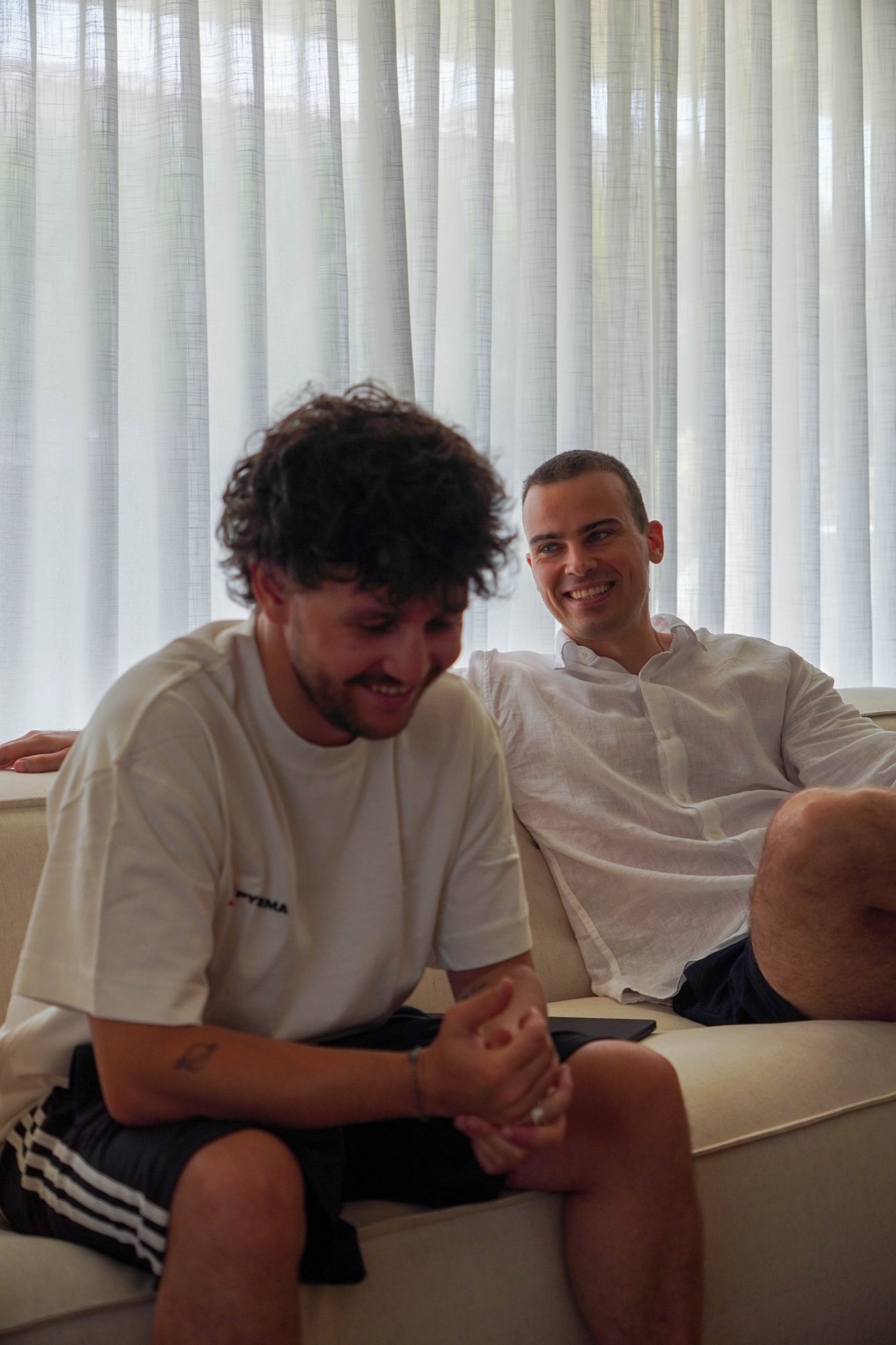 Zwei Kollegen lachen gemeinsam beim Offsite