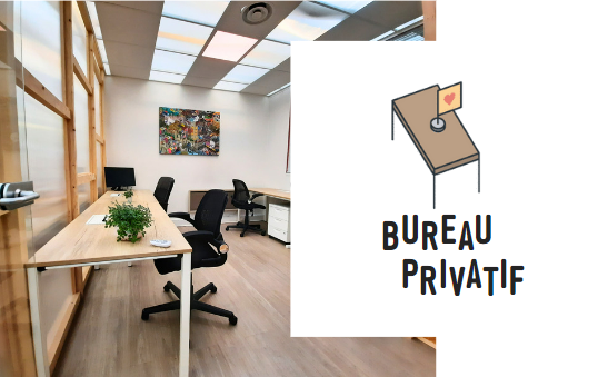 Bureau moderne avec plusieurs chaises de bureau noires, une plante verte sur une table en bois clair et une peinture colorée accrochée au mur.