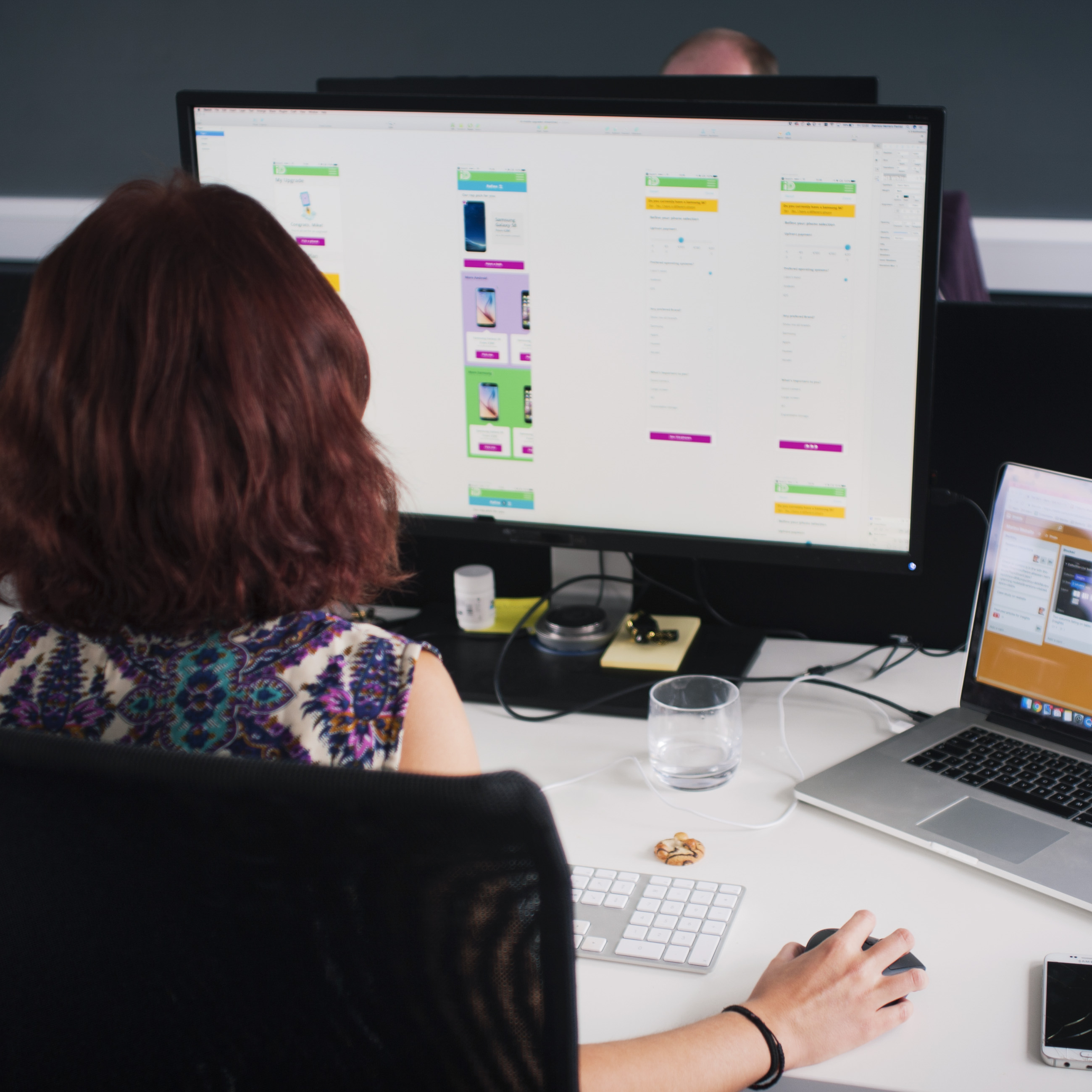 Designer working on the iD Mobile app interface (UX/UI)