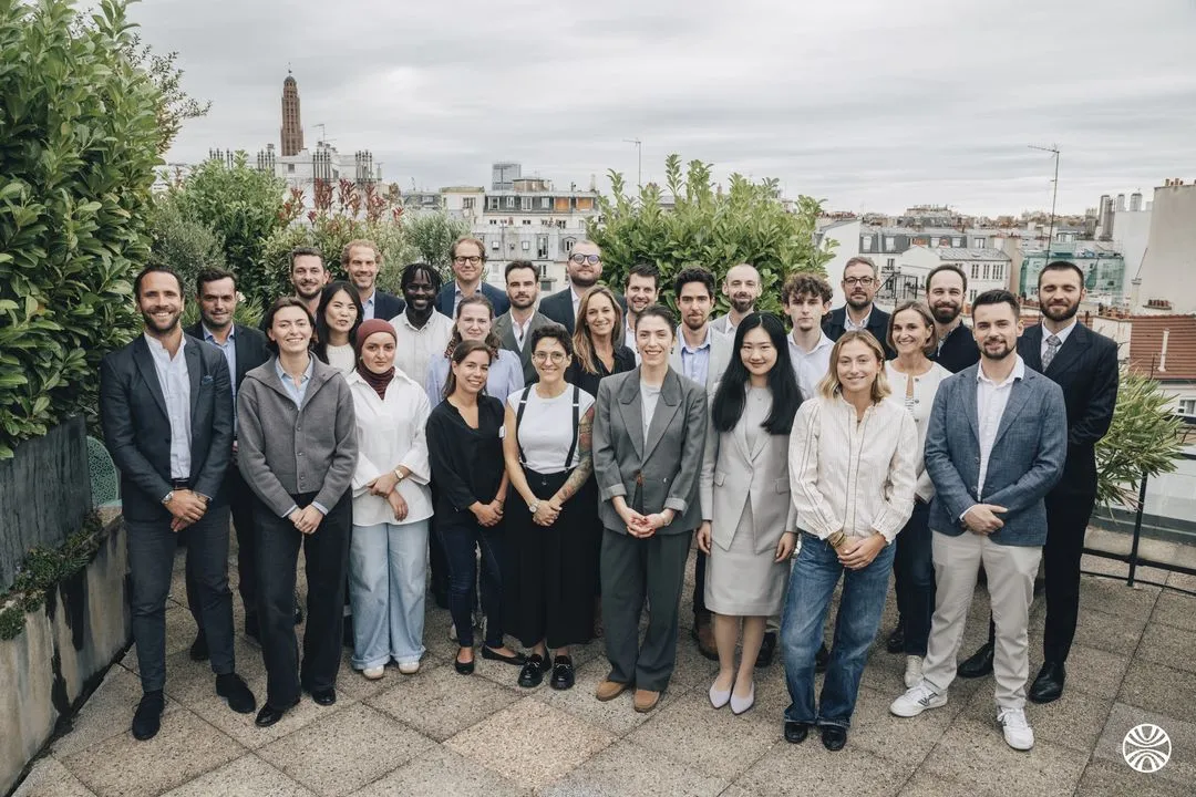 L’équipe Okuden réunie sur la terrasse des bureaux parisiens