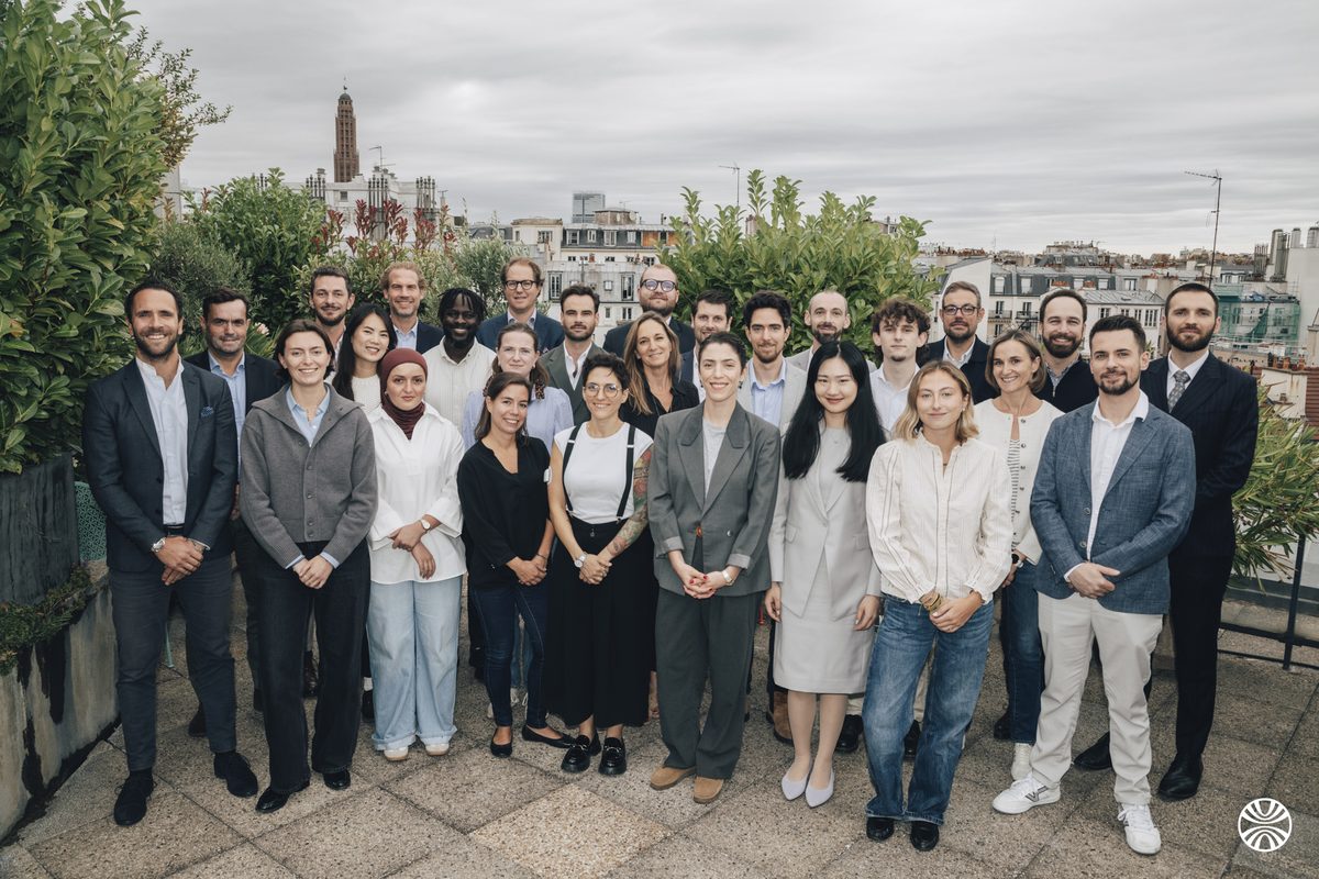 L’équipe Okuden réunie sur la terrasse des bureaux parisiens