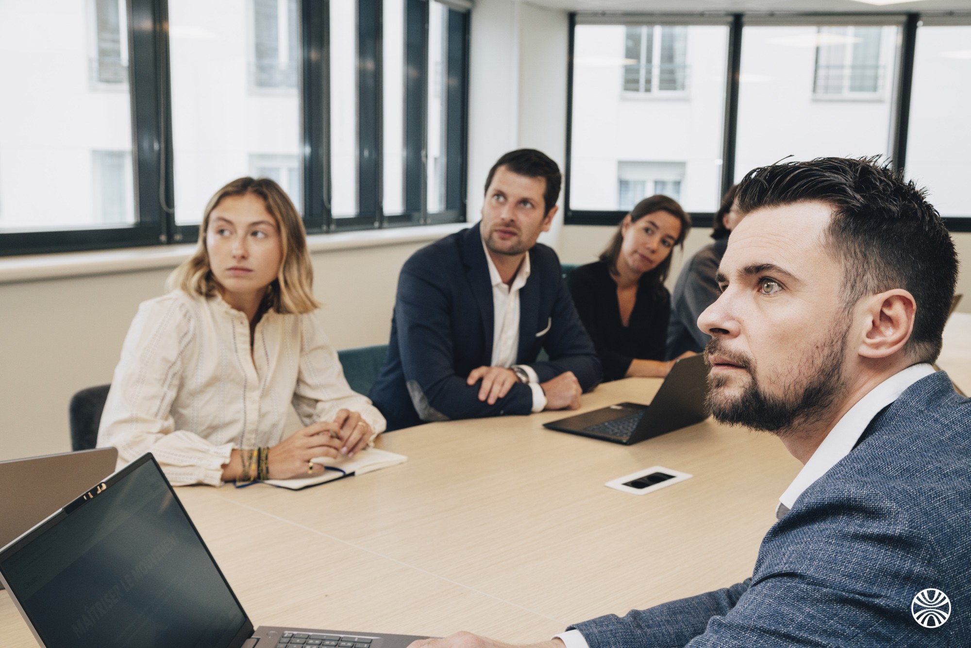 Consultants Okuden en réunion de travail dans une salle du cabinet