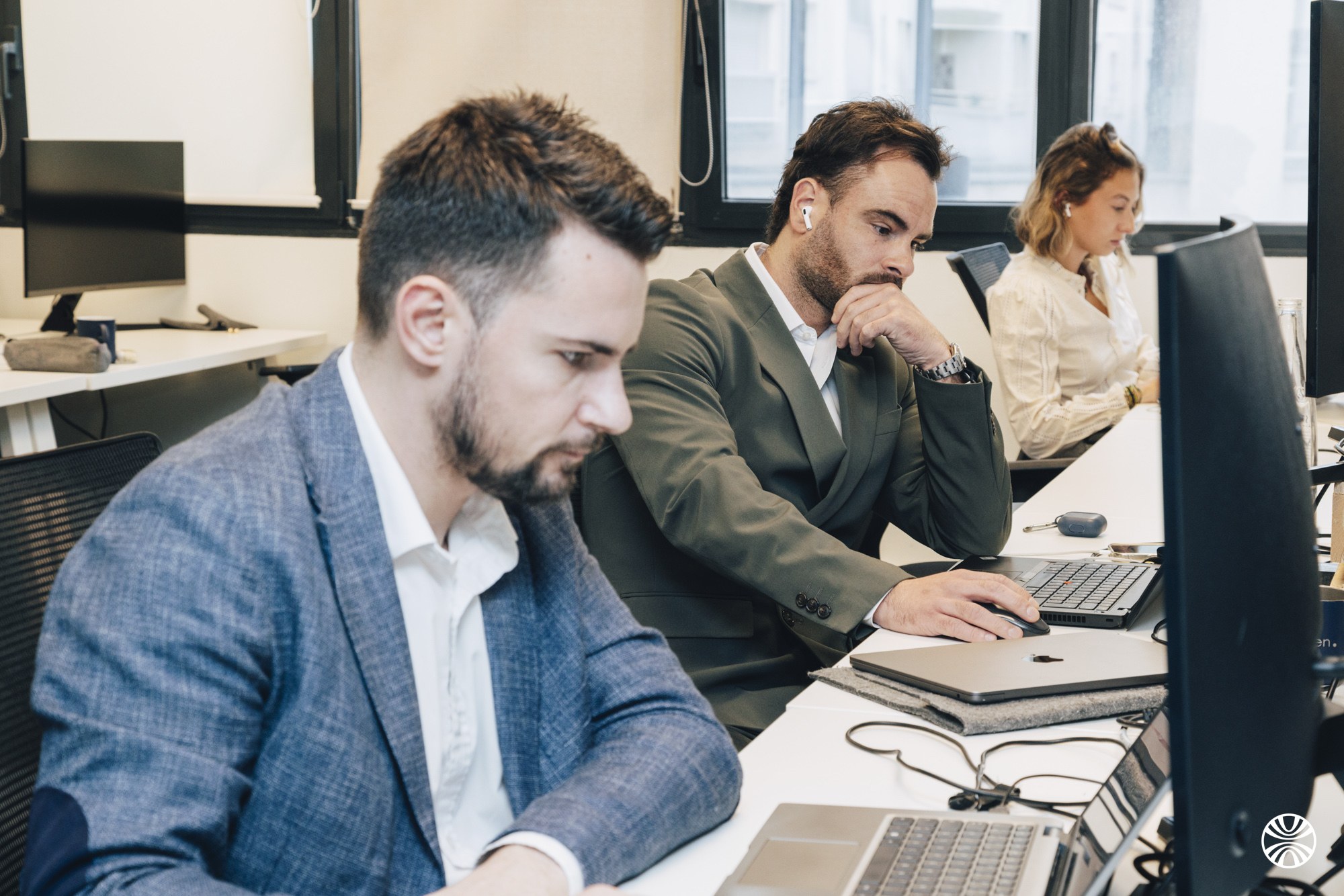 Deux consultants Okuden travaillant ensemble sur un écran