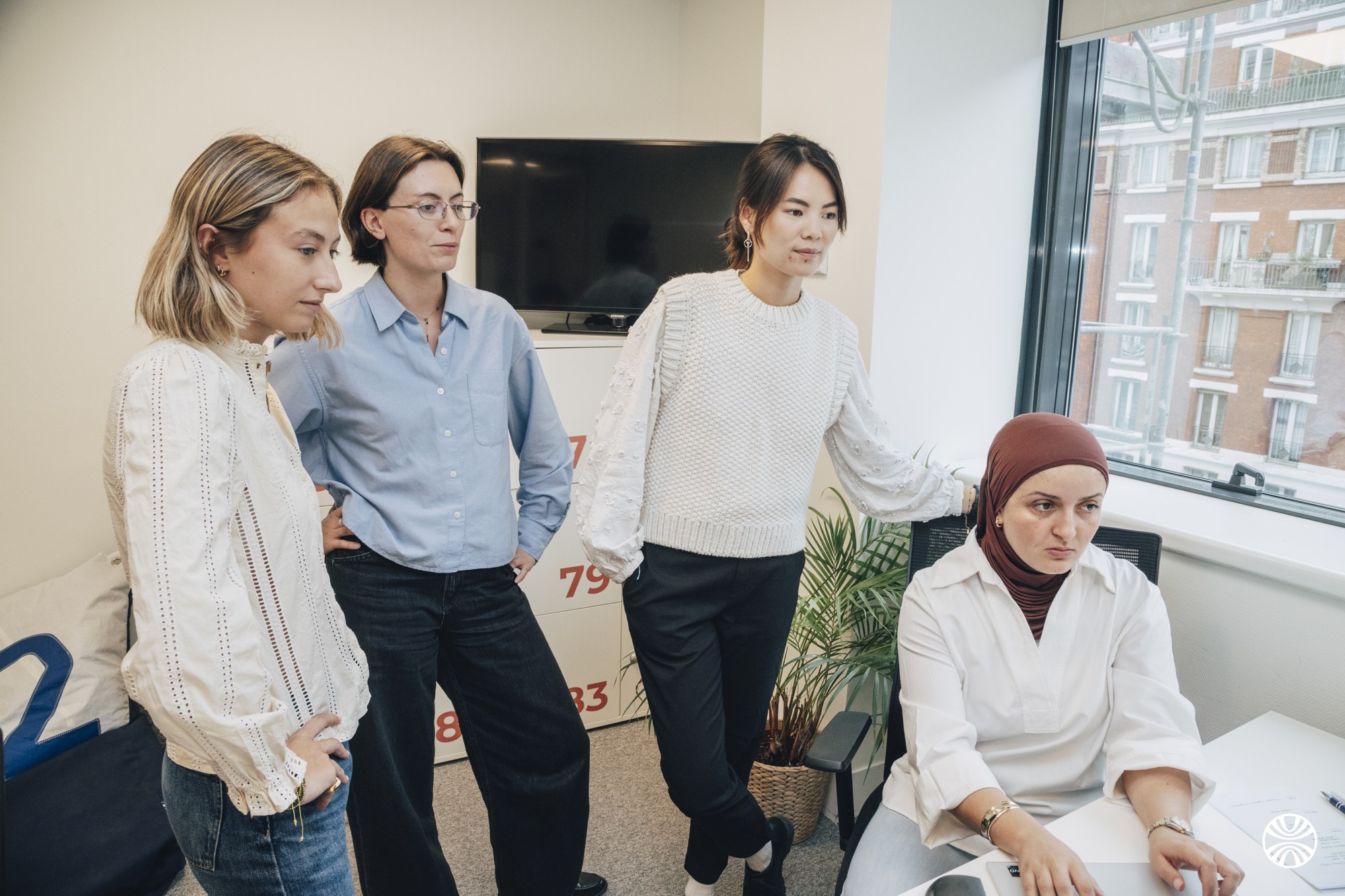 Consultantes Okuden en discussion debout dans les bureaux
