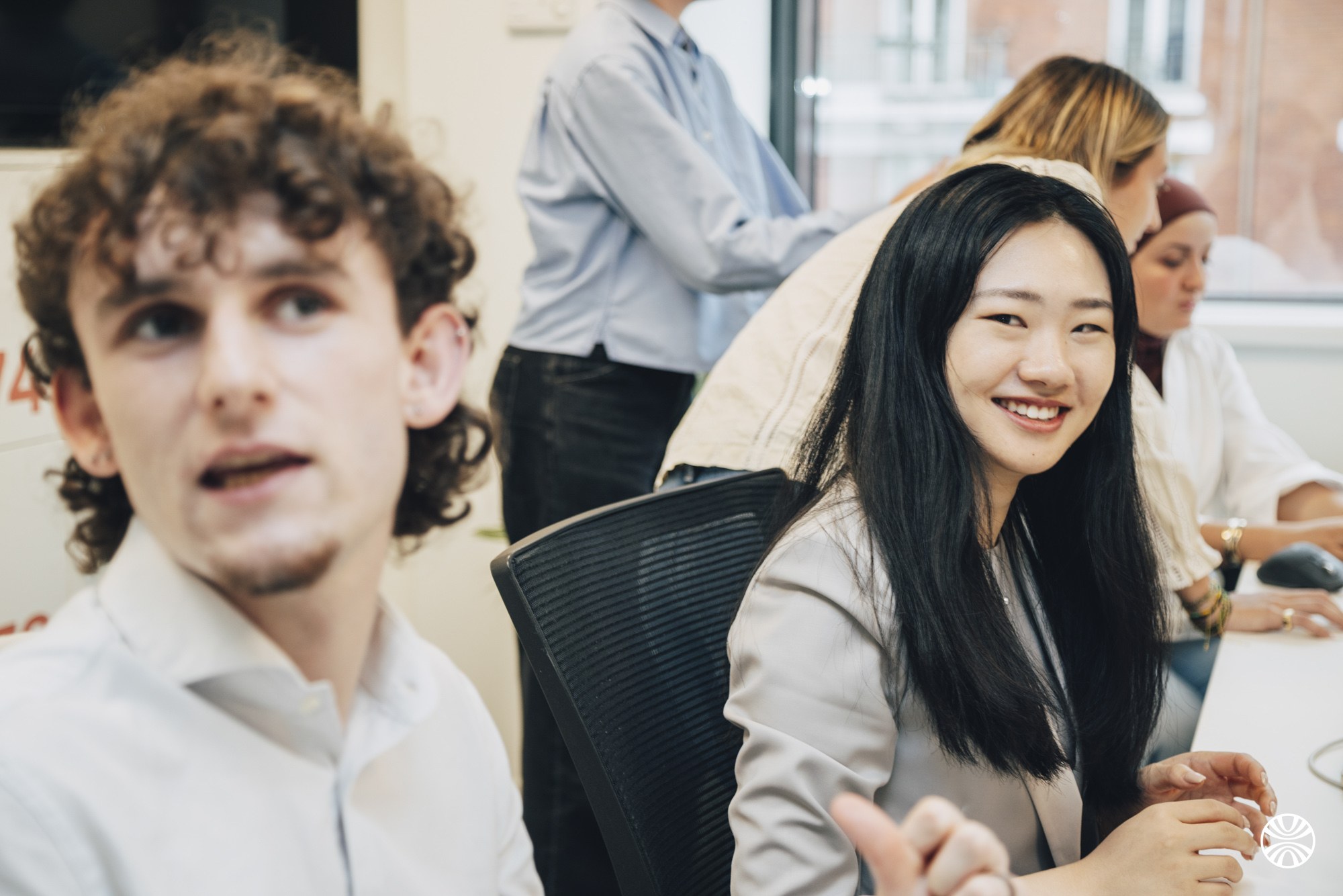 Deux consultants Okuden échangeant pendant une session de travail