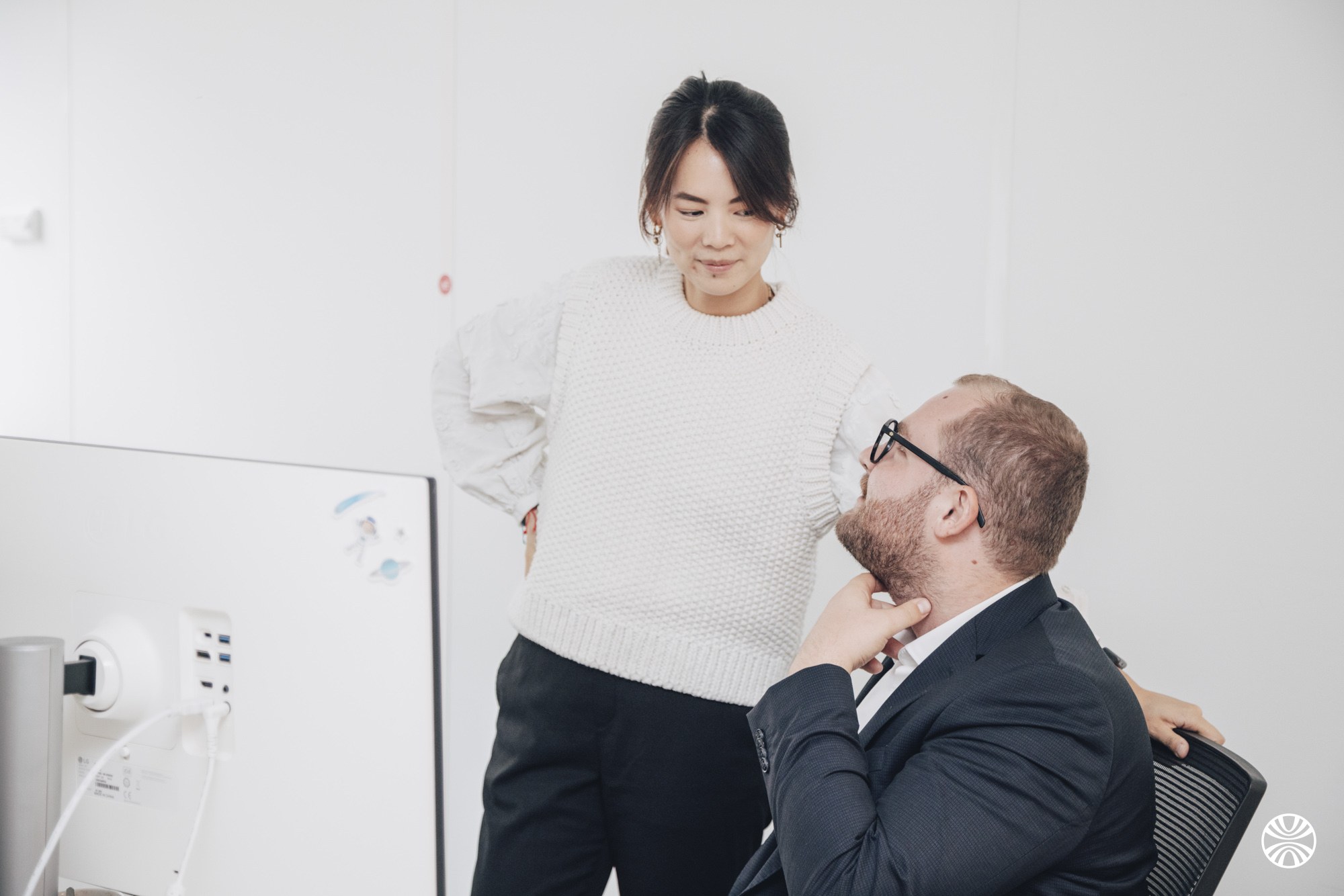 Session de travail au tableau blanc entre deux consultants Okuden