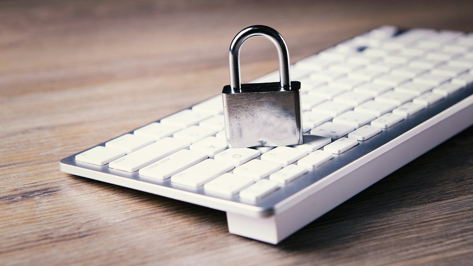 Cadenas posé sur un clavier d’ordinateur