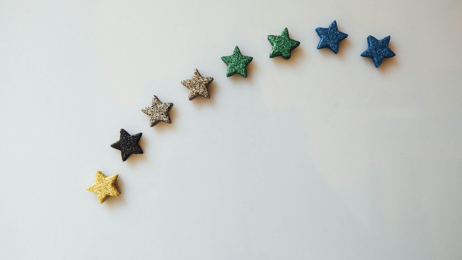 Rangée d’étoiles de couleurs sur une table blanche