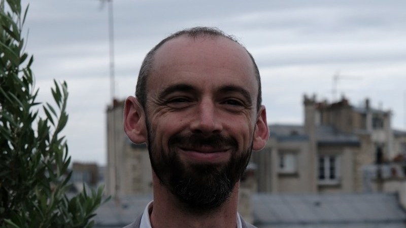 Portrait d’Aymeric Lagatdu devant les toits de Paris