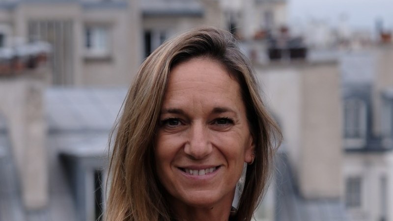 Portrait de Chrystel Tanguy-Ouk devant les toits de Paris