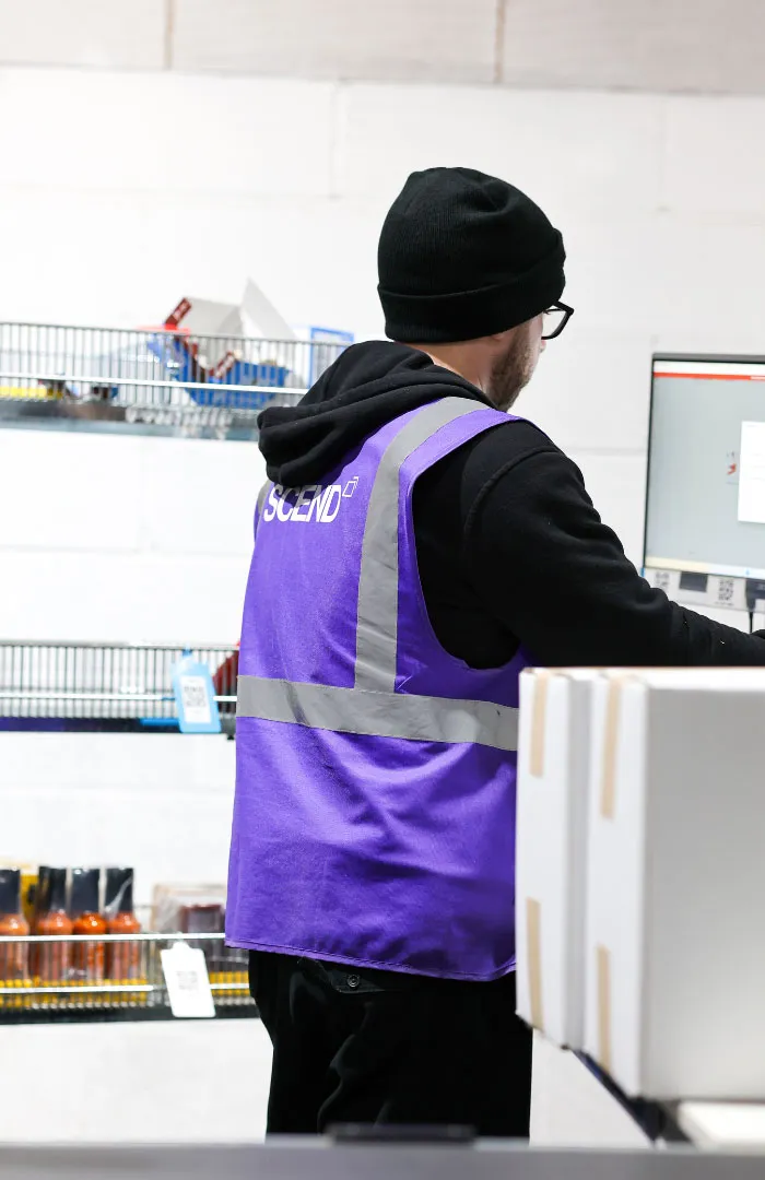 Pick and Pack - Man in SCEND HiVis