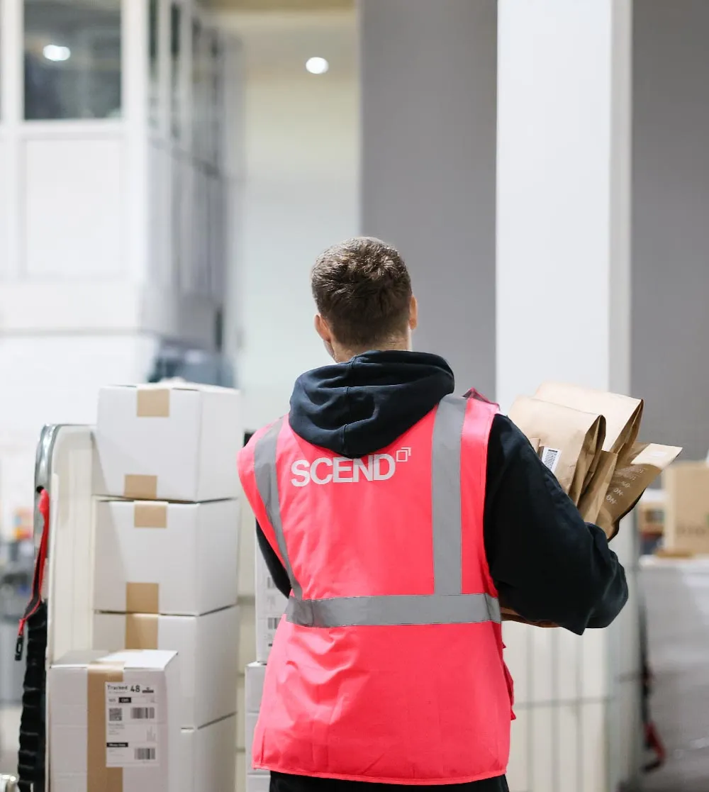 Homme tenant des colis prêts à être expédiés